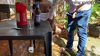 Velho de 60 anos fode garota safada num bar