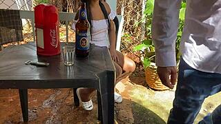 Velho de 60 anos fode garota safada num bar