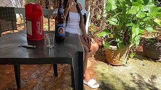 Velho de 60 anos fode garota safada num bar