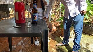 Velho de 60 anos fode garota safada num bar