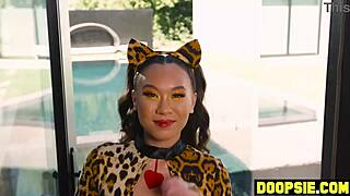 Horny asijská teen 18+ šouchnuta velkým ptákem souseda na Halloween!