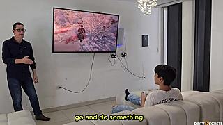 Üvey oğlumu karımı sikişmeye kandırdım, trans sevgilimi saklarken