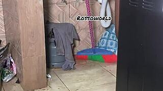 Hé, beállítottam egy rejtett kamerát a meztelen mostohaanyámra, nézd!