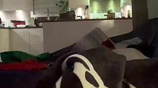 infamous adore se faire jouir dans le salon 😍