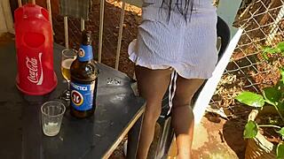 Velho de 60 anos fode garota safada num bar