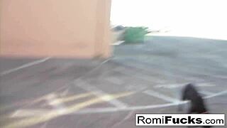 Vakoilen puolisiskoani masturboimassa navetassa kumartuneena