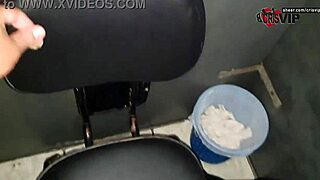 chupando desconhecidos engolindo porra e beijando o corno gloryhole