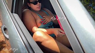 Fui flagrada masturbating and climaxing hard inside my car at the beach parking lot. What a wild public scene with my vibrator!