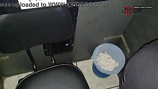 chupando desconhecidos engolindo porra e beijando o corno gloryhole