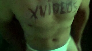 Видео проверка со стриптийз и разкъсани дрехи