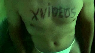 Video verifikacije s stripteaseom in raztrganimi oblačili