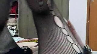 Blonde Milf With Big Pussy Lips Stays In Same Position For Ten Minutes