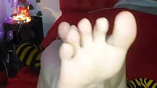 i'm a latina femdom telling you to suck and worship my feet while jerking off to my dirty talk