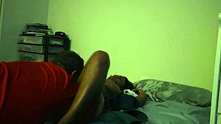 Sort amatør bøjet over til doggystyle hamrende