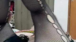 Blonde Milf With Big Pussy Lips Stays In Same Position For Ten Minutes