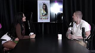 gostosa mostra os peitos e a buceta no jogo da punheta e ele mostra o pau depois dos matchs dele no jogo no tinder - alem�o sheer red