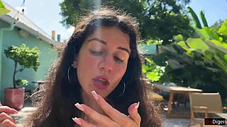 Vay, Halka Açık Kafede Yüzüne Boşalıyor, Üzerinde Yiyor!