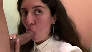 Vay, Halka Açık Kafede Yüzüne Boşalıyor, Üzerinde Yiyor!