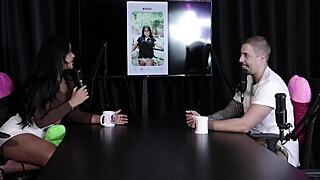 gostosa mostra os peitos e a buceta no jogo da punheta e ele mostra o pau depois dos matchs dele no jogo no tinder - alem�o sheer red