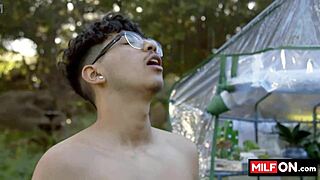 Plavolaska milf Jenna Starr dobi velik rit trdo vrtan na prostem.