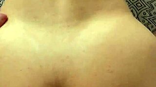 Fudendo a buceta gostosa da morena cacheada com movimentos intensos e amadores.