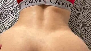 Fudendo a buceta gostosa da morena cacheada com movimentos intensos e amadores.