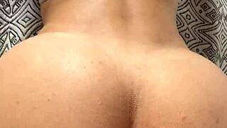 Fudendo a buceta gostosa da morena cacheada com movimentos intensos e amadores.