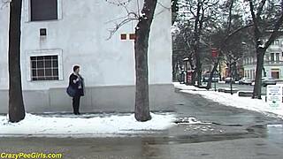 Wow, vörös hajú BBW MILF pisil kint, olyan vad! 😲