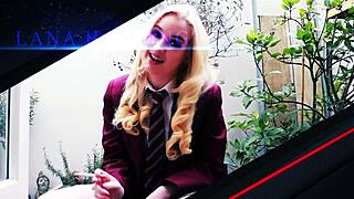 Bekijk deze schattige roodharige tiener 18+ die haar grote tieten vinger en klaarkomt