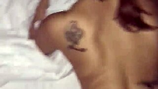 Худенькая латиночка расслабленно кайфует в отеле.