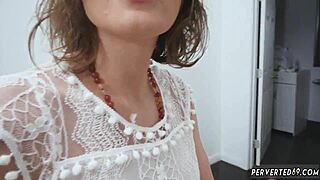 Milf lerares speelt met baas' speelkameraadje en stiefmoeders zus