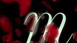 Misscreamy flashes her pussy in the city center