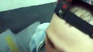 Intenzív szopás a bevásárlóközpont vészlépcsőjén Oputosp-pal