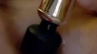 מילף בלונדינית כוס חמדנית מתיזה במשחק עצמי אינטנסיבי