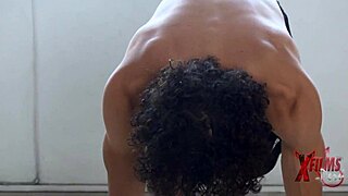 Damn! Mujeres Calientes Suck Box Trainer's Dick Hard! 😜