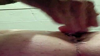 ดูคู่รักเย็ดหลังสูบหีบวมของเธอ!