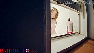Watch Your Neighbour in Shower Flashing Wet Teen Body