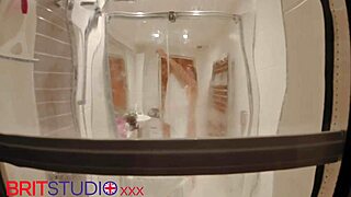 Watch Your Neighbour in Shower Flashing Wet Teen Body