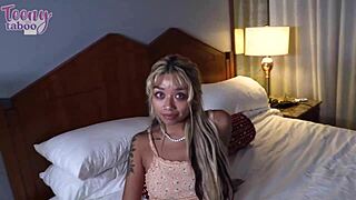 Hej, glej g. Brogan jebe kolegijsko blondinko Gio Dibello, hrepeni po zrelom kurcu, hočeš videti?