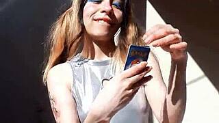 Bonneyuwu muestra su cuerpo en cosplay exhibiendo cartas al aire libre.