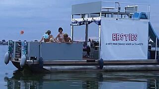 sinnliche lesbische mädels enjoy playful moments with beautiful dildo