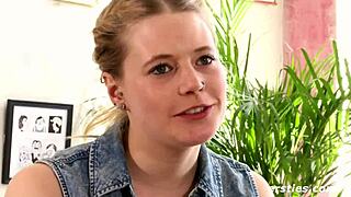 sinnliche lesbische mädels enjoy playful moments with beautiful dildo