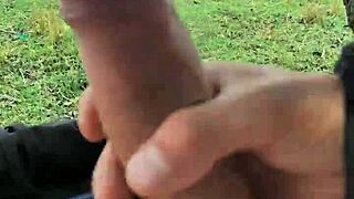 dick flash me bajo los pantalones al aire libre esperando que alguien pase y vea mi enorme polla 😏