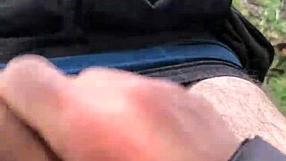 dick flash me bajo los pantalones al aire libre esperando que alguien pase y vea mi enorme polla 😏