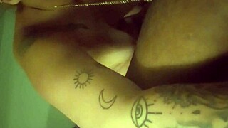 Келси смуче големия черен кур на Джей за закуска