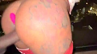 Stepbro jebe atl ebony veliku guzu uz staklo, prljavi razgovor