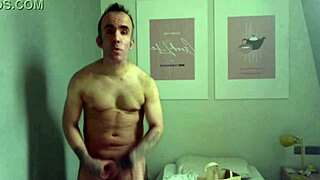 Horny London Fucker Shows Big Ass on Solo Cam