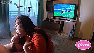 Se henne suge kuk mens hun vinner Fortnite