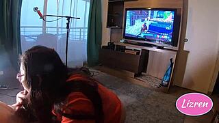 Se henne suge kuk mens hun vinner Fortnite