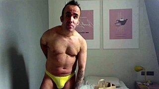 Horny London Fucker Shows Big Ass on Solo Cam